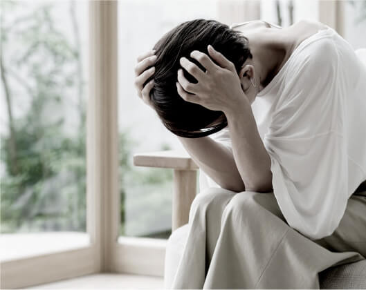 「困っている女性」イメー画像