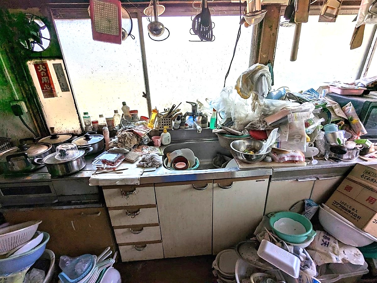「足が不自由で片付けられない家主様に代わって整理しました」作業写真