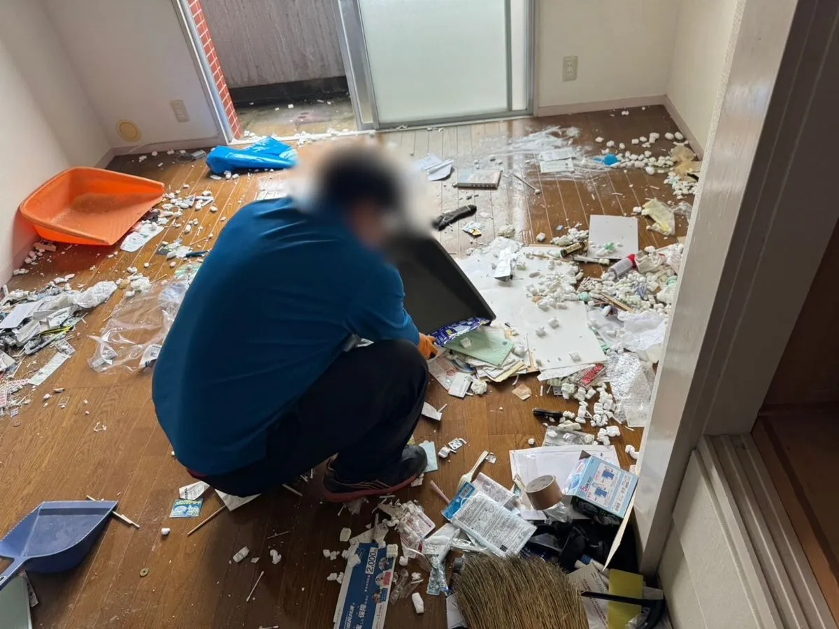 「1LDKのマンションから本・瓶・缶などを片付けさせていただきました」作業写真