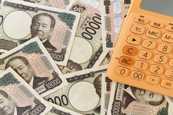1万円札と電卓