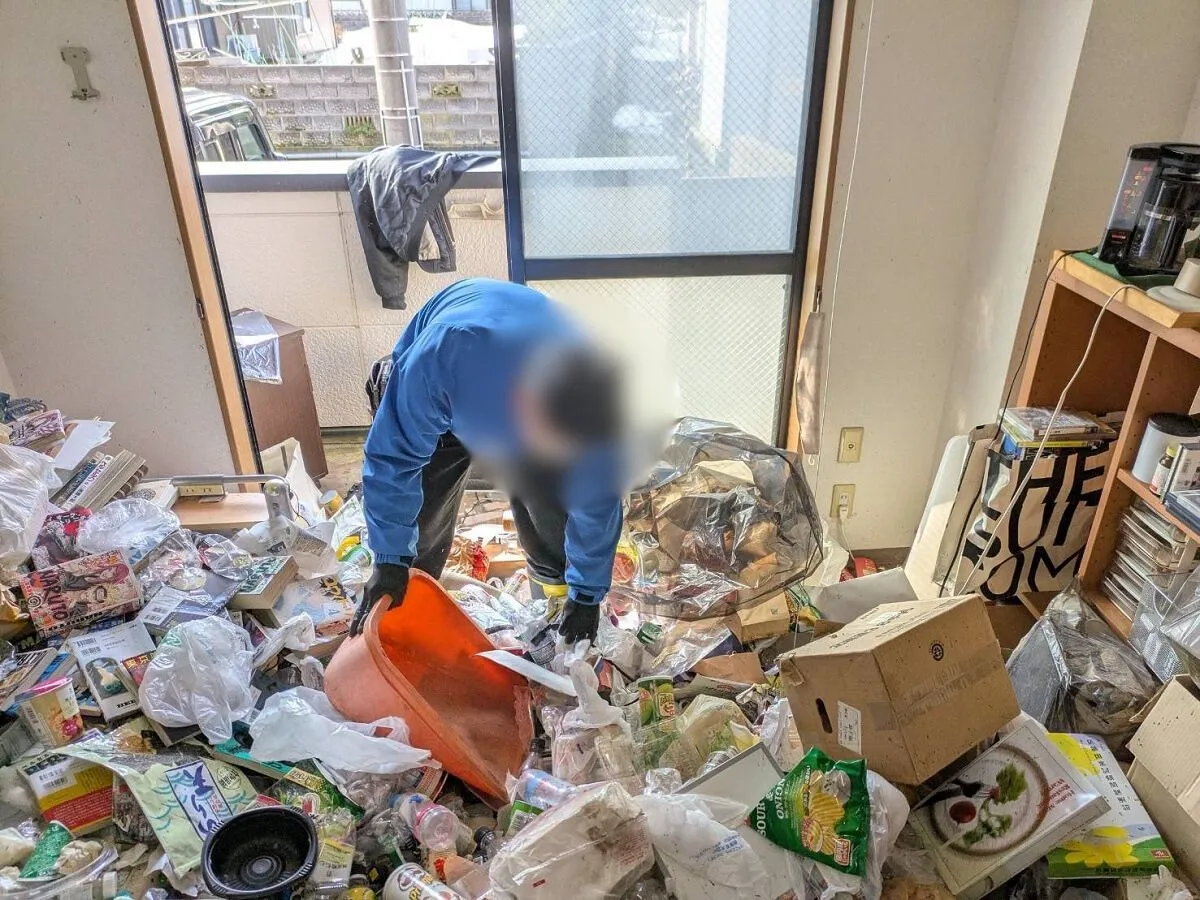 「1Kのマンションから生活ゴミなどを片付けさせていただきました」作業写真