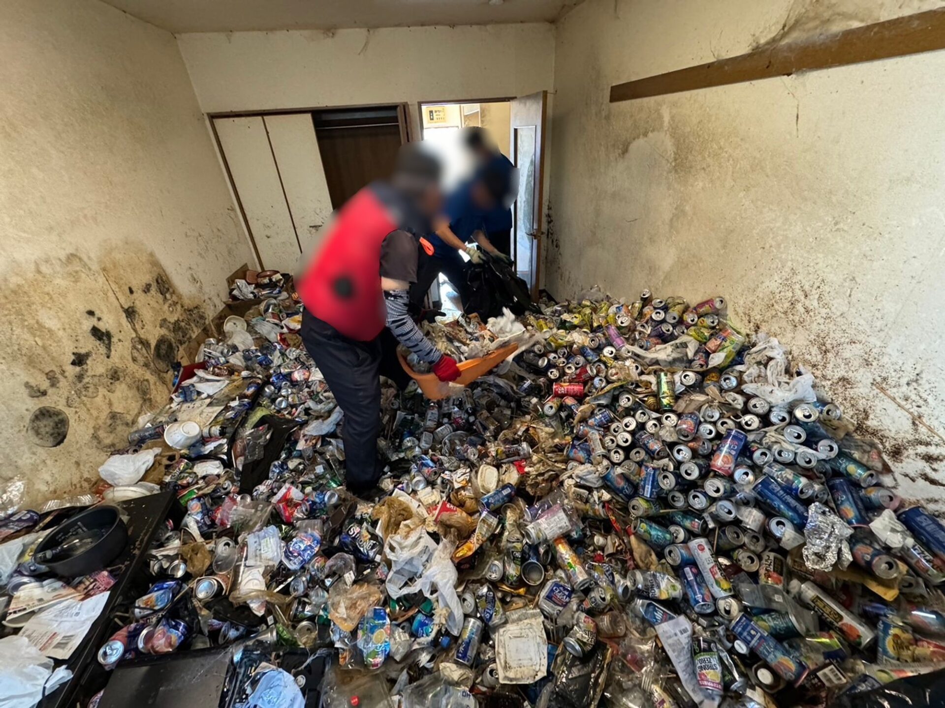 「お部屋の床が見えないほどため込まれた空き缶・空き瓶を回収しました」作業写真